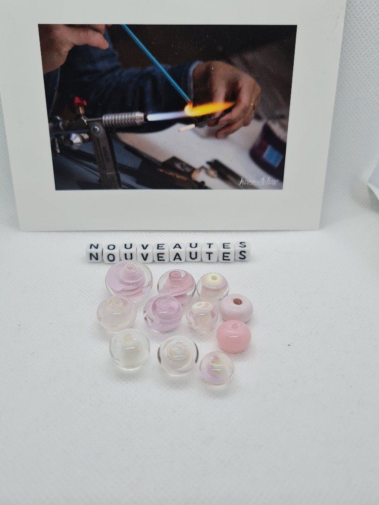 Nouvelles perles, fraîchement sorties du four.
Vous pouvez faire des recherches par mots clès sur tout le site (couleur, motif, matière, produits....)